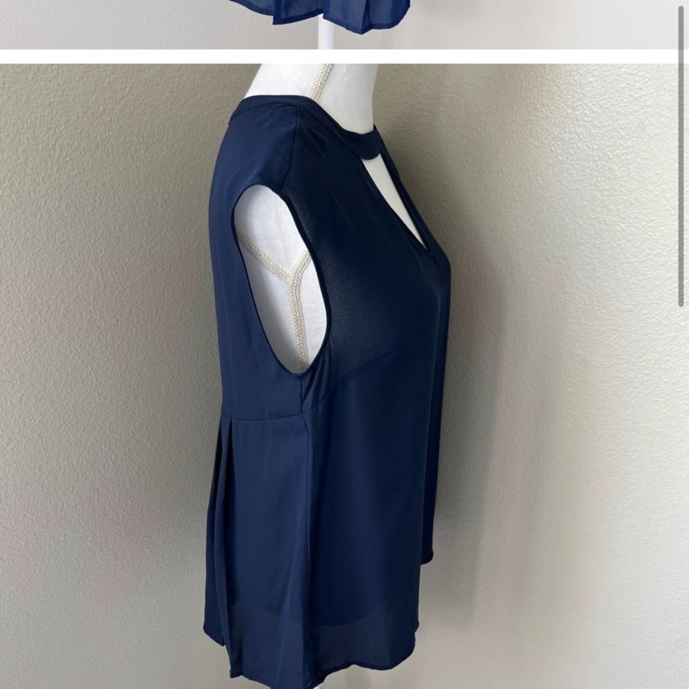 DR2 Blue Keyhole Shell with Pleated Back - Picture 8 of 10